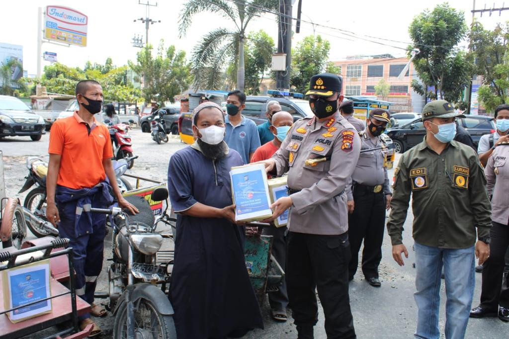 Bantu Masyarakat Terdampak Pandemi Covid-19, Kapolresta Pekanbaru Gencar Salurkan Bansos