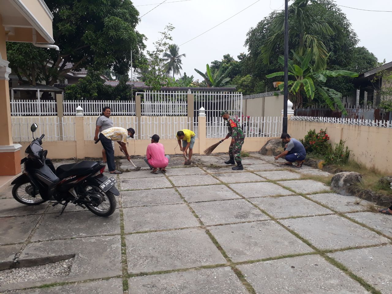 Sambut Hari Raya Idul Adha, Babinsa Kodim 0301/PBR Laksanakan Goro Bersama Warga di Halaman Masjid Al Ihsan