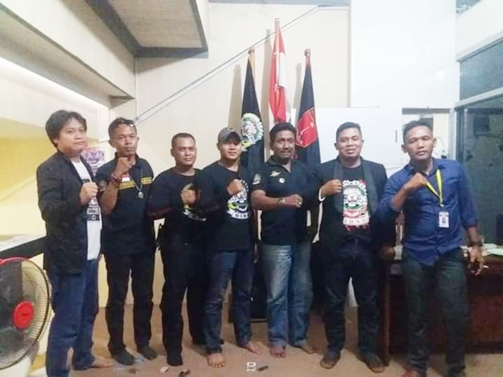 Pengurus Brangsong Bagi-bagi kostum di Sekretariat GIBAS Kendal
