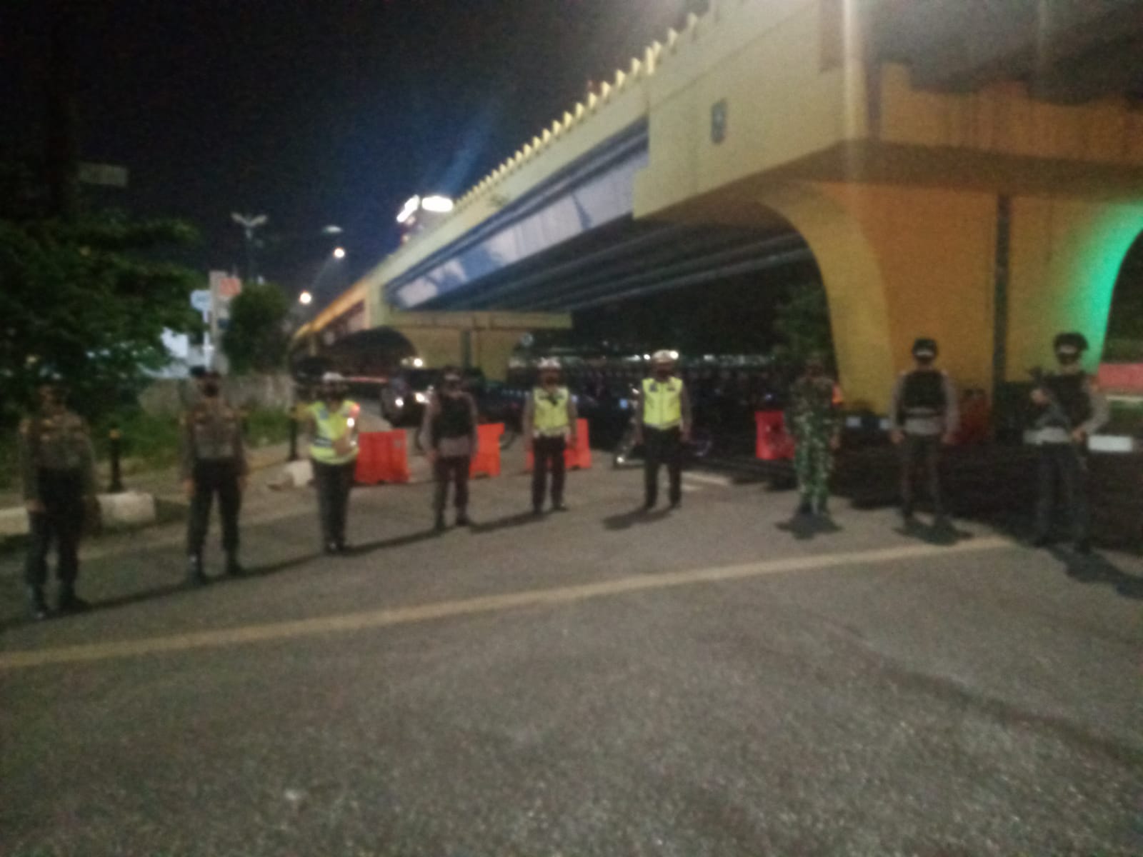 PPKM Level IV, Personil Kodim 0301/PBR Bersama Tim Gabungan Laksanakan Penyekatan Dalam Kota Pada Malam Hari