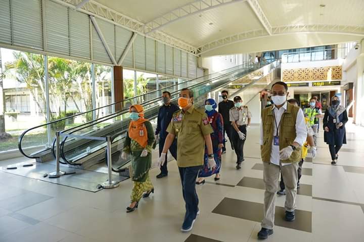 Gubri Meninjau Posko Pengendalian Percepatan Penanganan Covid-19 Bandara SSK II Pekanbaru