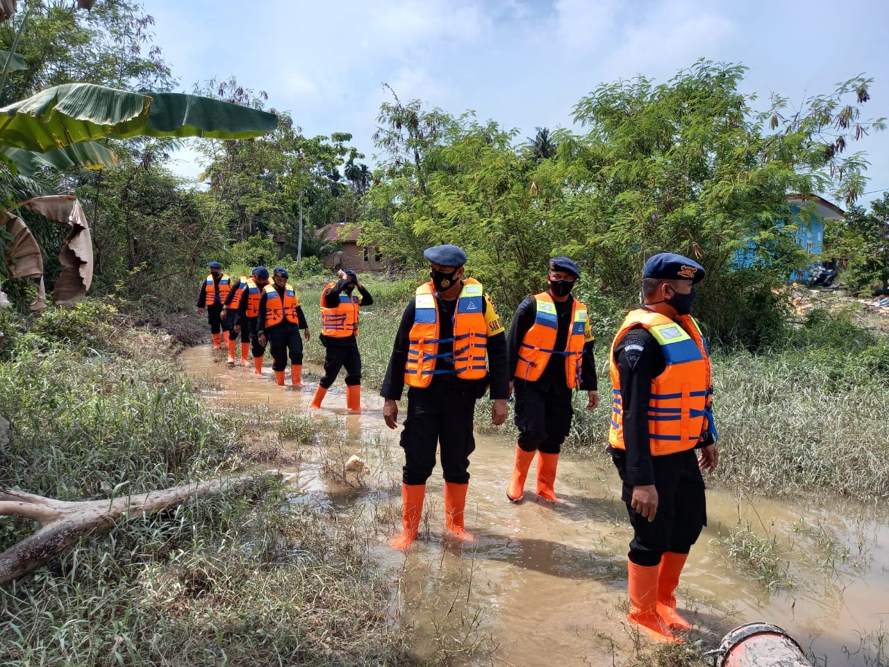 Banjir Melanda Kota Pekanbaru, Brimob Polda Riau Langsung Respon Tanggani Banjir