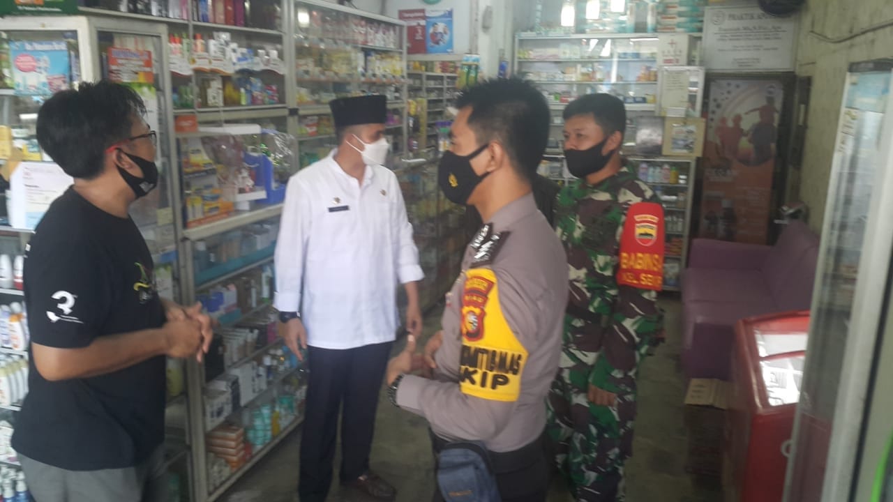 Babinsa Kodim 0301/PBR Bersama Lurah dan Bhabinkamtibmas Laksanakan Tracing Terhadap Keluarga Yang Kontak Erat Pasien Covid-19 di Kelurahan Sekip