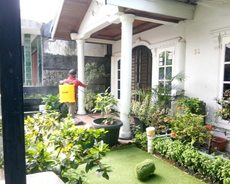 Cegah Penyebaran Covid-19, Seluruh Warga RT 03 dan RT 04 Limbungan Baru Laksanakan Penyemprotan Disinfektan