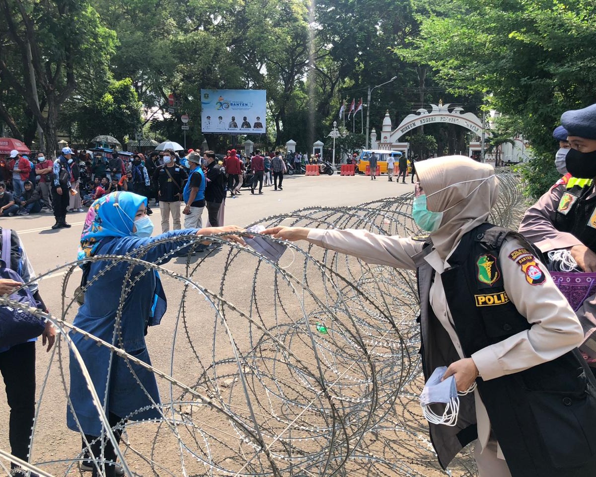 Ratusan Masker Dibagikan Biddokes Polda Banten Kepada Buruh Saat Unras Demi Cegah Covid-19