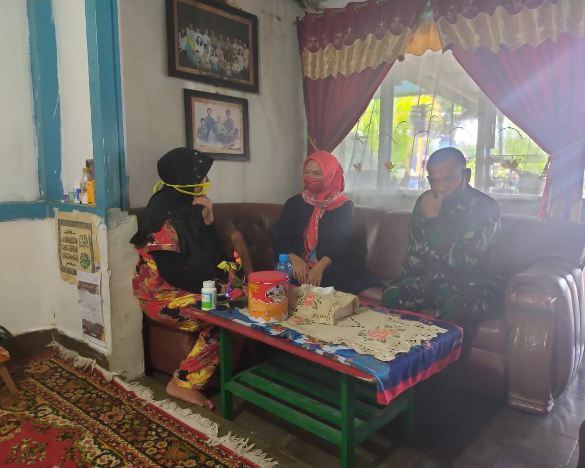 Meriahkan HUT RI Ke-75, Dandim 0301/PBR Bersama Ibu Persit Chandra Kirana Cabang L Kodim 0301/PBR, Mengunjungi dan Silaturahmi Kepada Personil Kodim Yang Sedang Sakit