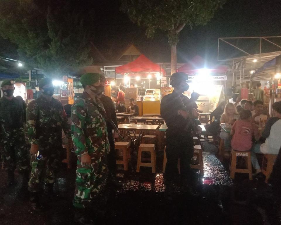 Kodim 0301/PBR Bersama Personil Satuan Brimob Polda Riau Gelar Patroli Rutin Gabungan Dan Penegakkan Prokes