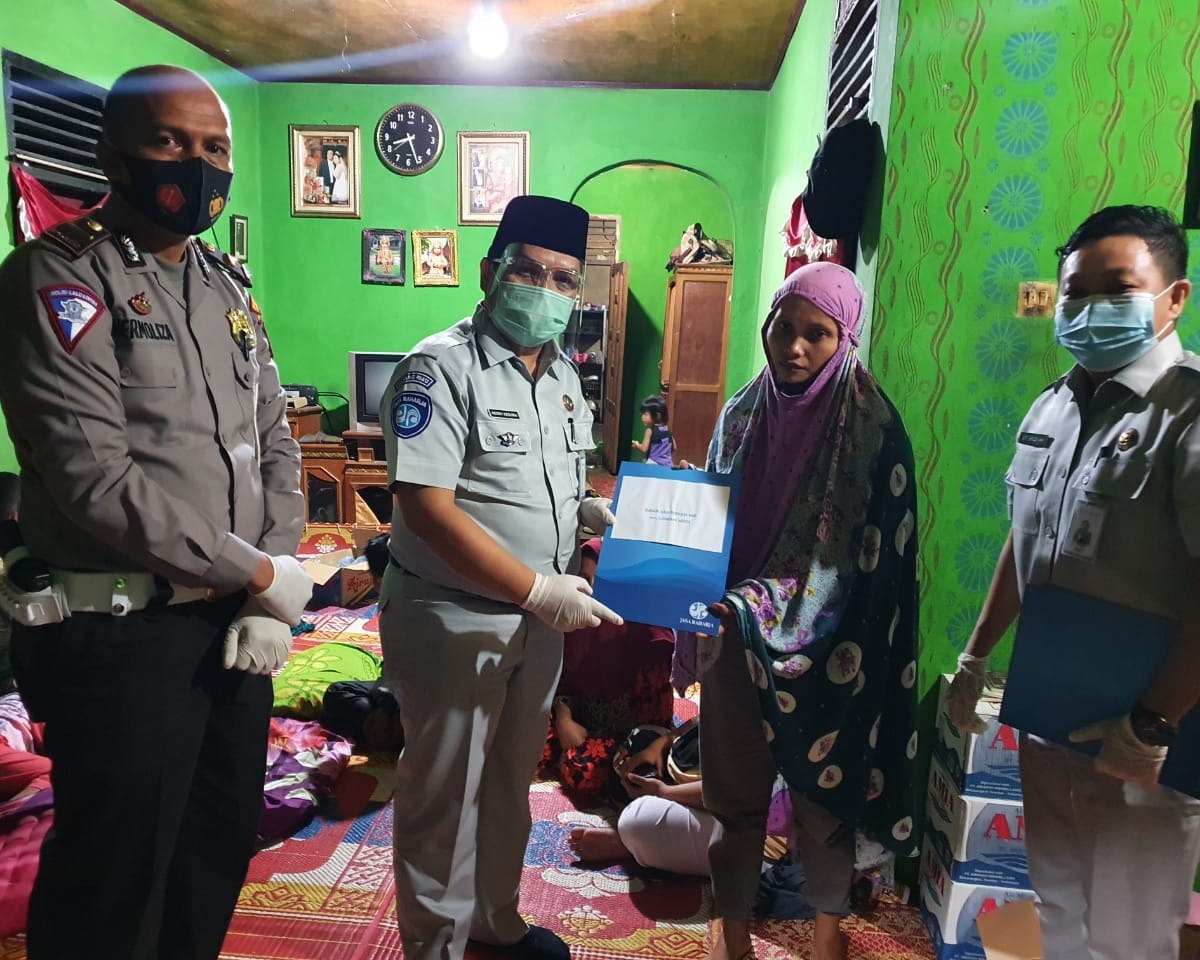 Kacab Jasa Raharja Riau dan Kanit Laka Polres Kampar Serahkan Santunan Korban Kecelakaan Maut di Rimbo Panjang - Kampar Di Hari Yang Sama
