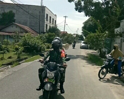 Memperingati HUT RI Ke-75, Personil Kodim 0301/PBR Himbau  Masyarakat Memasang Bendera Merah Putih