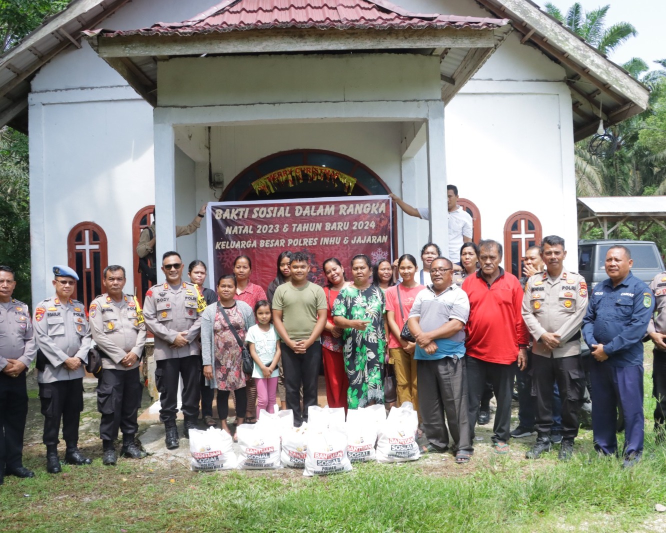 Jelang Nataru, Keluarga Besar Polres Inhu dan Jajaran Gelar Bakti Sosial
