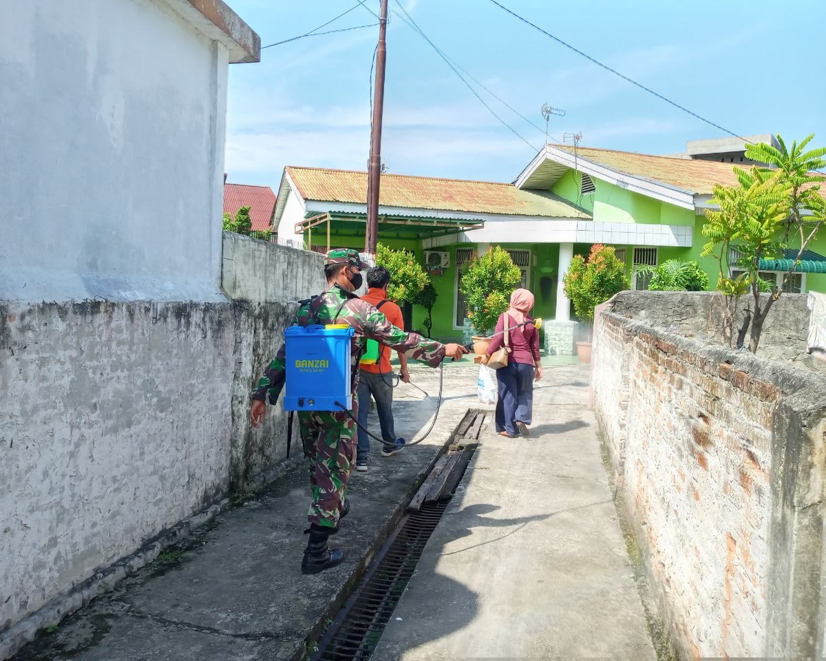 Cegah Penyebaran Covid-19, Babinsa Kodim 0301/PBR Laksanakan Penyemprotan Desinfektan di Lingkungan Warga