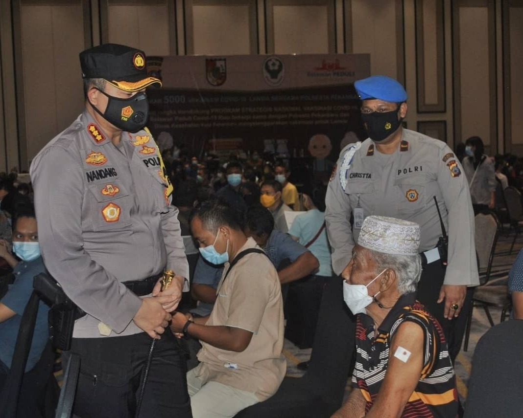 Kapolresta Pekanbaru Bersama Rombongan Tinjau Pelaksanaan Kegiatan Vaksinasi Covid-19 Lansia di Hotel Novotel