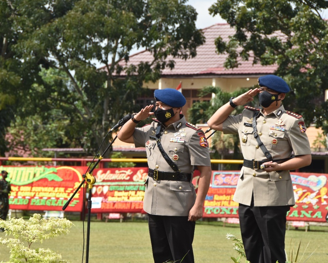 Penyambutan Dansat Brimob Polda Riau Yang Baru Dengan Tradisi Adat Melayu
