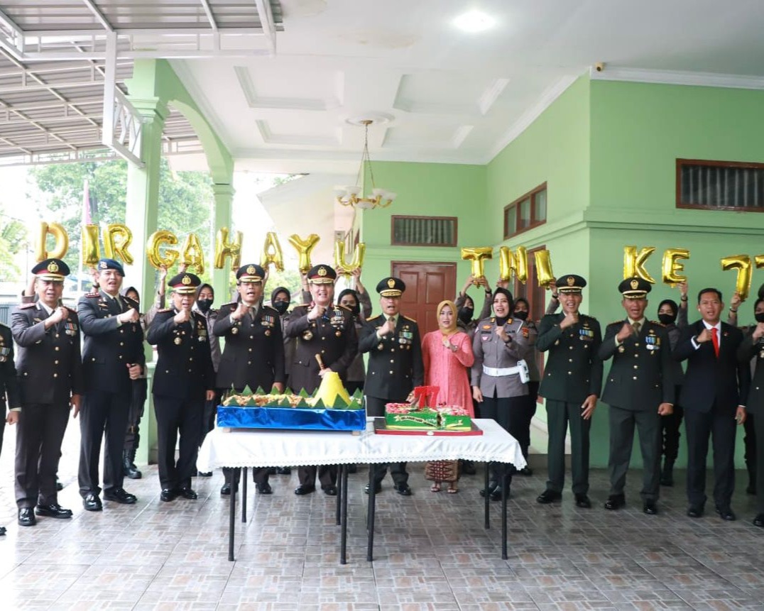 HUT TNI Ke-77, Kapolda Riau Irjen Pol M. Iqbal Bersama PJU Datangi Kediaman Danrem 031/Wira Bima