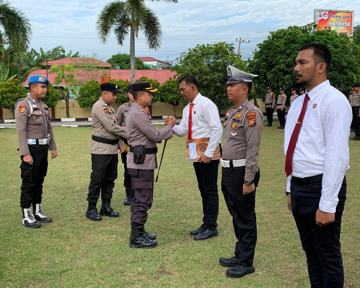 40 Anggota Polres Kampar Berprestasi Serta Berdedikasi Tinggi, Terima Penghargaan Dari Kapolres Kampar