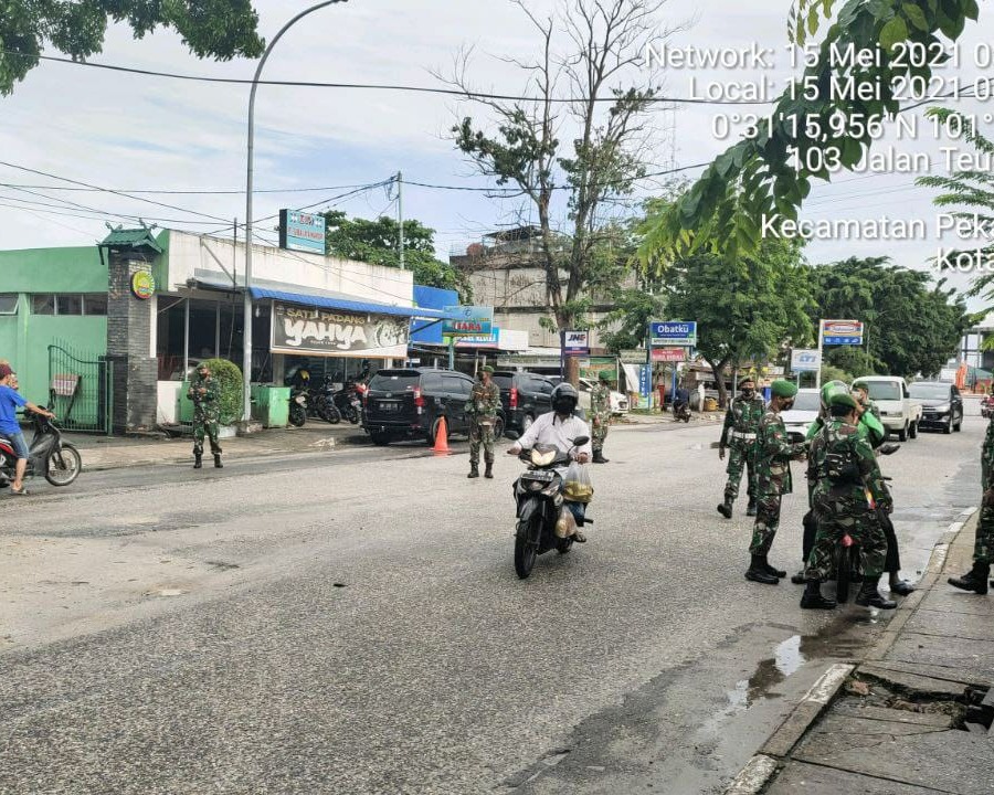 Usai Gelar Apel Siaga, Personil Kodim 0301/PBR Bagikan Masker Kepada Pengguna Jalan