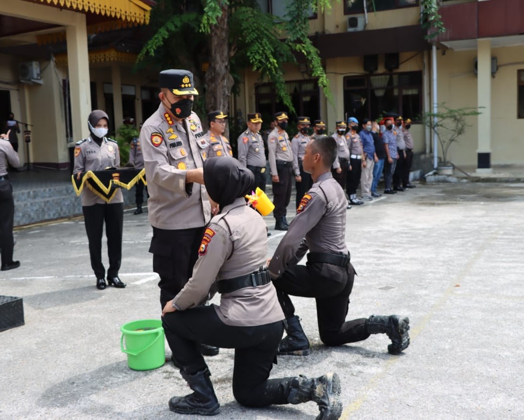 Polresta Pekanbaru Gelar Tradisi Pembaretan Personel Bintara Remaja