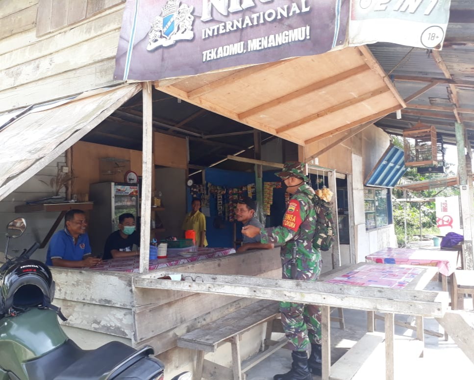 Babinsa Kodim 0301/PBR Bersinergi Bersama MPA Laksanakan Patroli dan Sosialisasi Cegah Karhutla