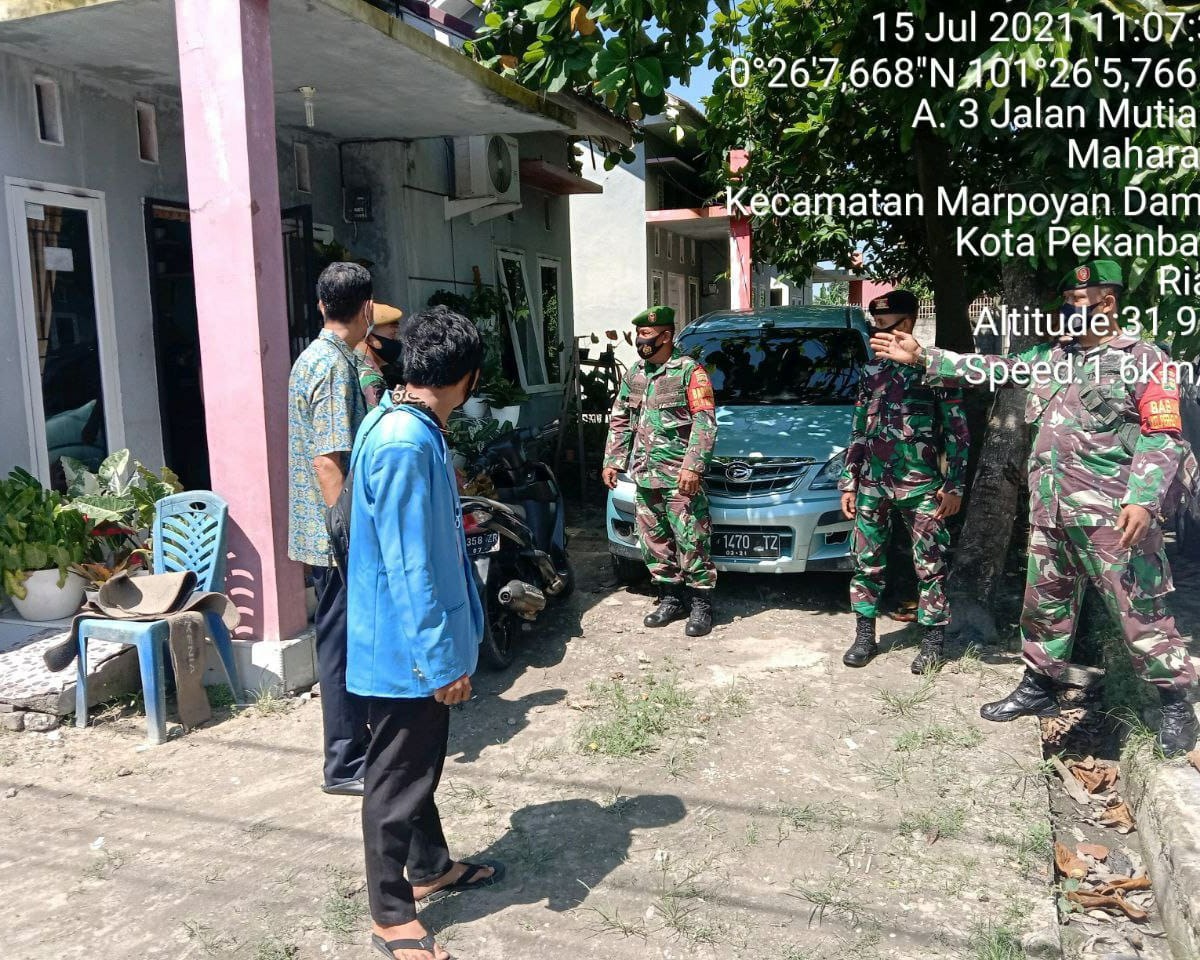 Babinsa Kodim 0301/PBR Bersama Tim Satgas Laksanakan Sosialisasi PPKM Mikro di Kelurahan Perhentian Marpoyan