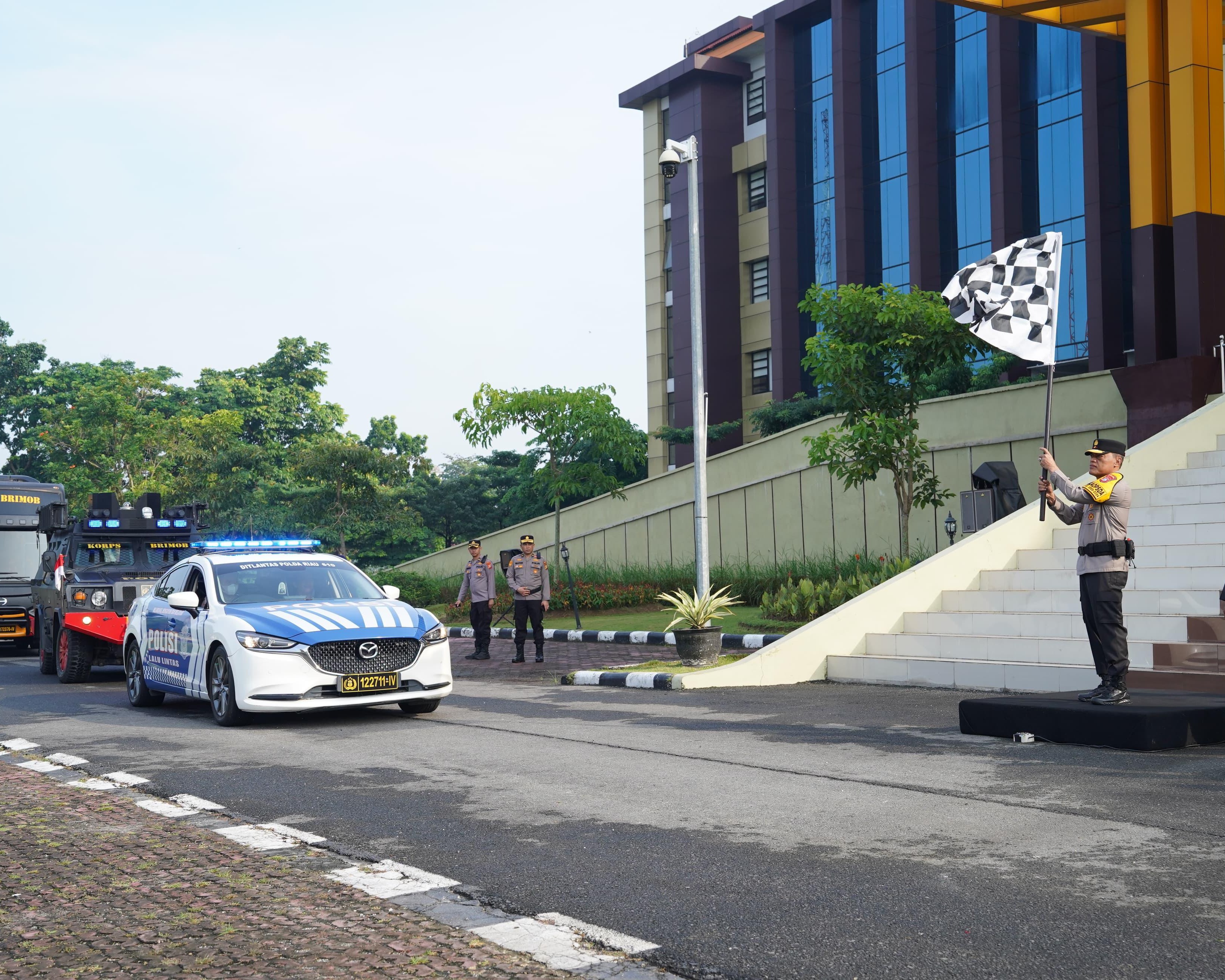 Pelepasan Tim Pengambilan Air Suci Pemuliaan Nilai-Nilai Tribrata Dalam Rangka HUT Bhayangkara Ke-78 Tahun 2024