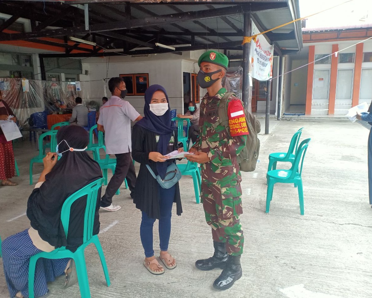 Babinsa Kodim 0301/PBR Dampingi Warga Binaan Pembagian BST Tahap VII di Kantor Pos