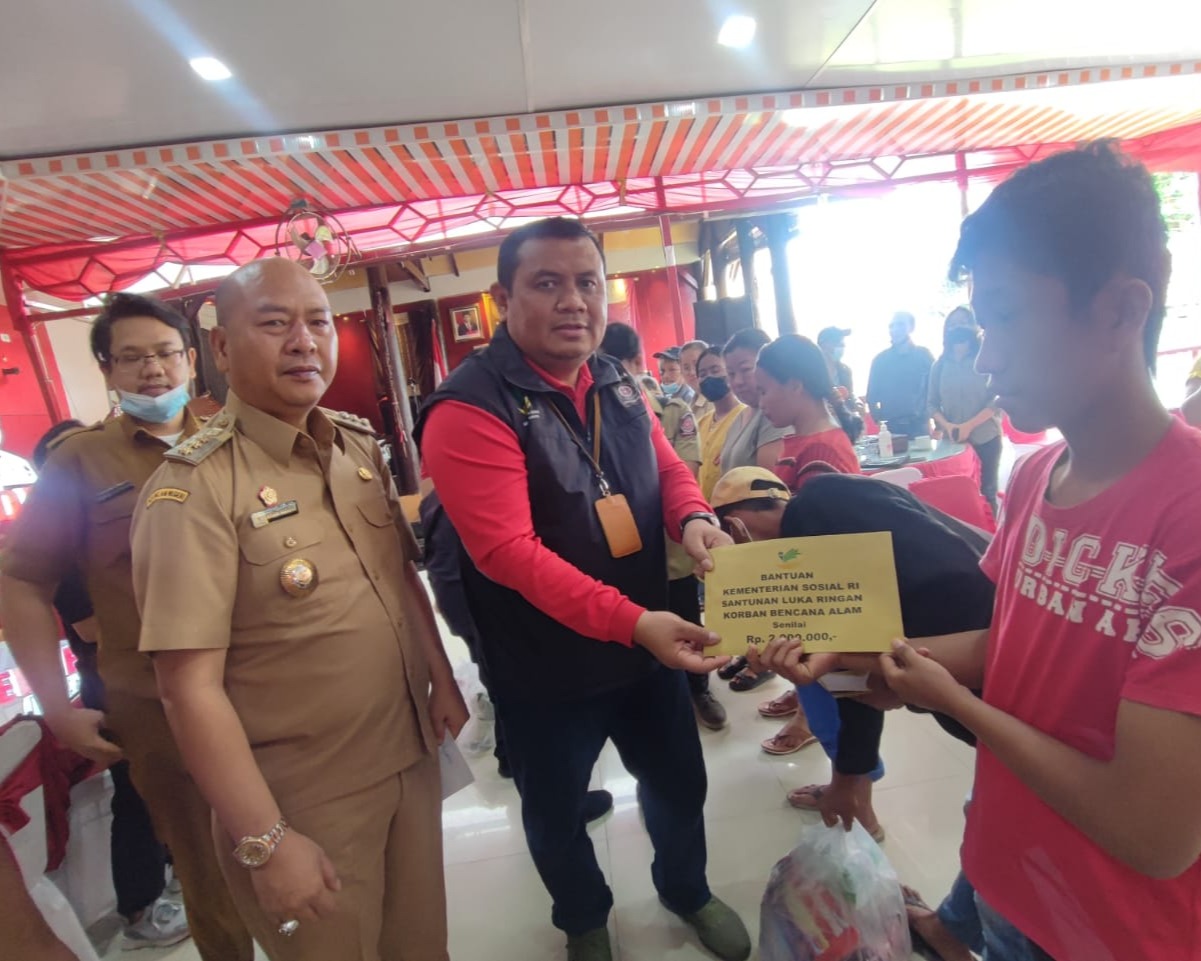 Bupati Serahkan Bantuan Kemensos Kepada Masyarakat Tapanuli Utara Terdampak Gempa Bumi