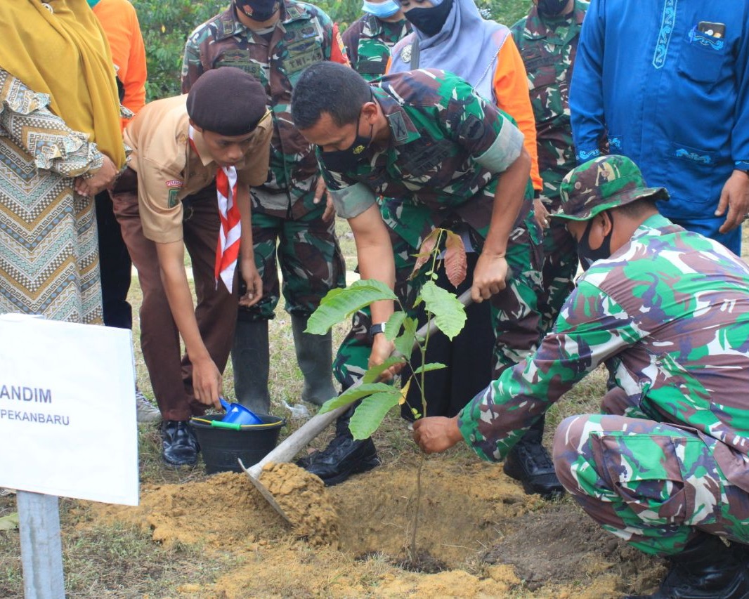 Peringati Hari Juang TNI AD Tahun 2021, Kodim 0301/Pekanbaru Laksanakan Penghijauan