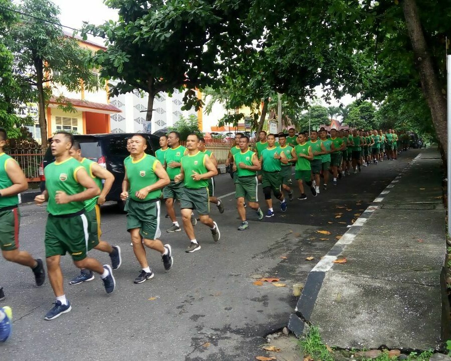Prajurit Kodim 0301/Pekanbaru Melaksanakan Program Pembinaan Fisik di Lapangan Komplek Asrama Militer Pancasila