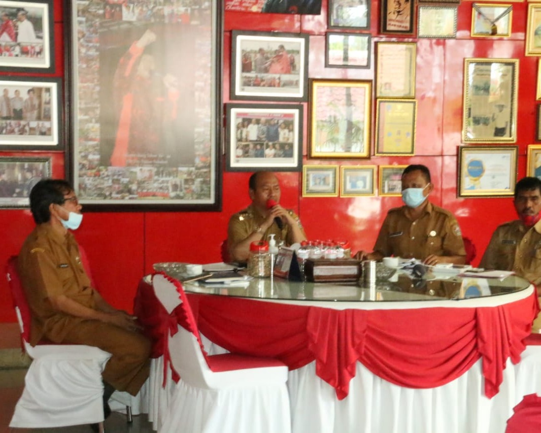 Bupati Taput Serahkan Beasiswa Bagi Mahasiswa Berprestasi Yang Kurang Mampu