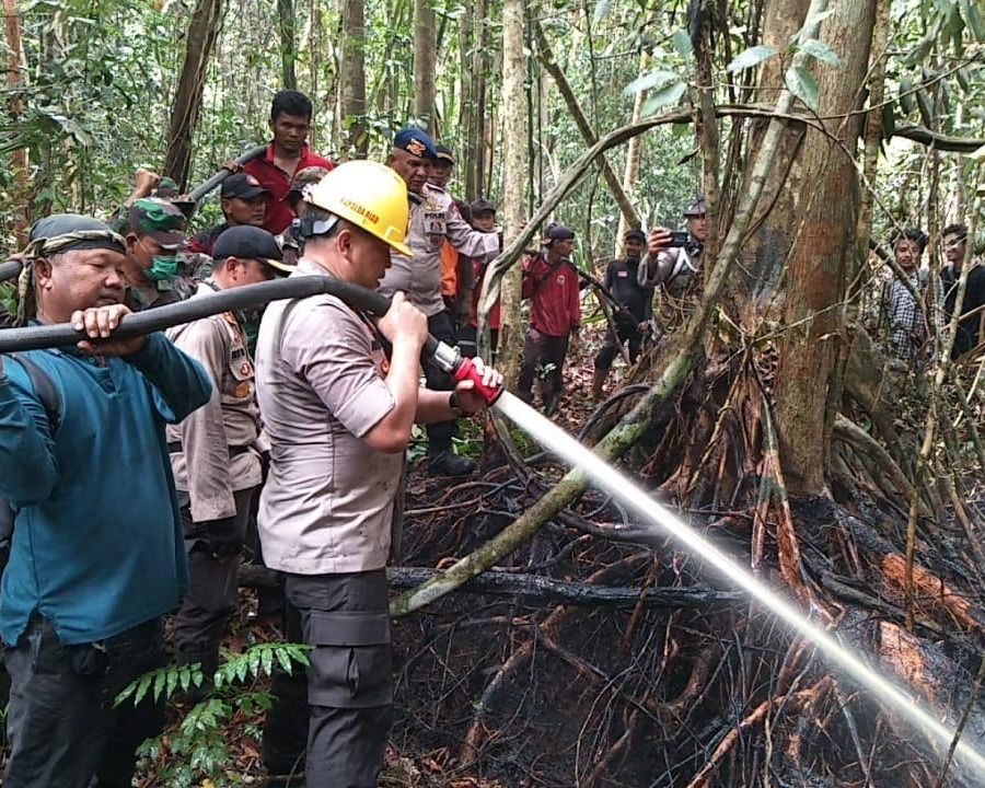 Kapolda Riau Bercucuran Keringat Ikut Padamkan Api di Rupat Utara Kabupaten Bengkalis