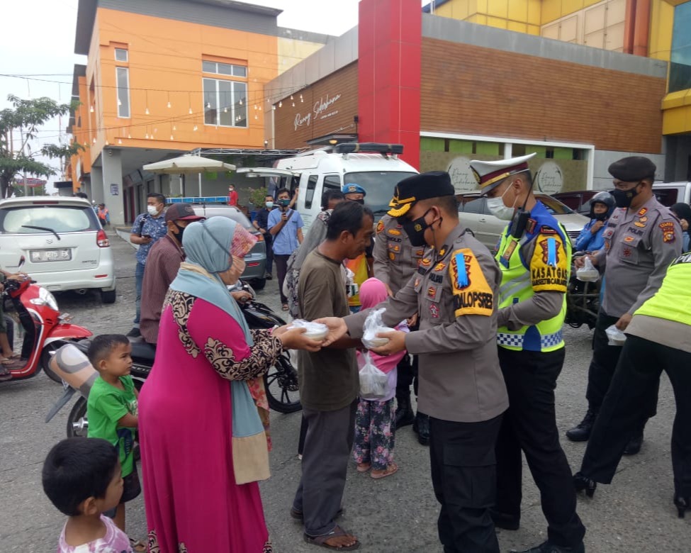 Kapolres Kampar Bersama PJU Bagikan Takjil dan Masker Untuk Masyarakat di Kawasan Plaza Bangkinang