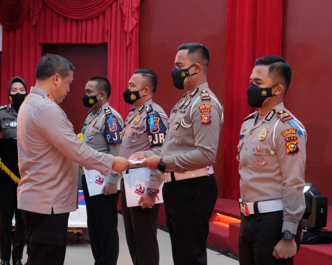 Peringati Hari Lalu Lintas Bhayangkara Ke-66, Kapolda Riau Berikan Penghargaan Personel Berprestasi