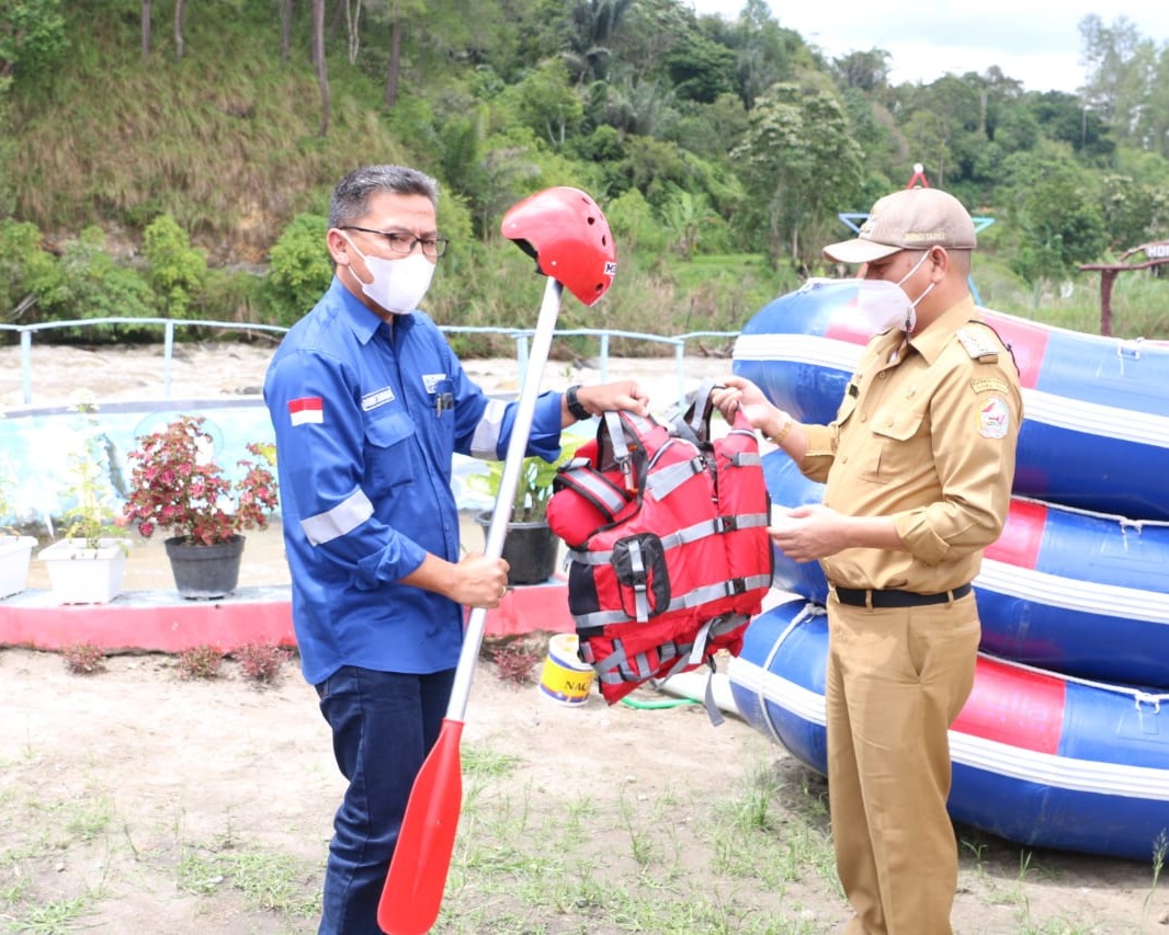 Bupati Taput Serah Terima Perahu Arung Jeram Dari Bantuan CSR PT SOL Kepada Faji