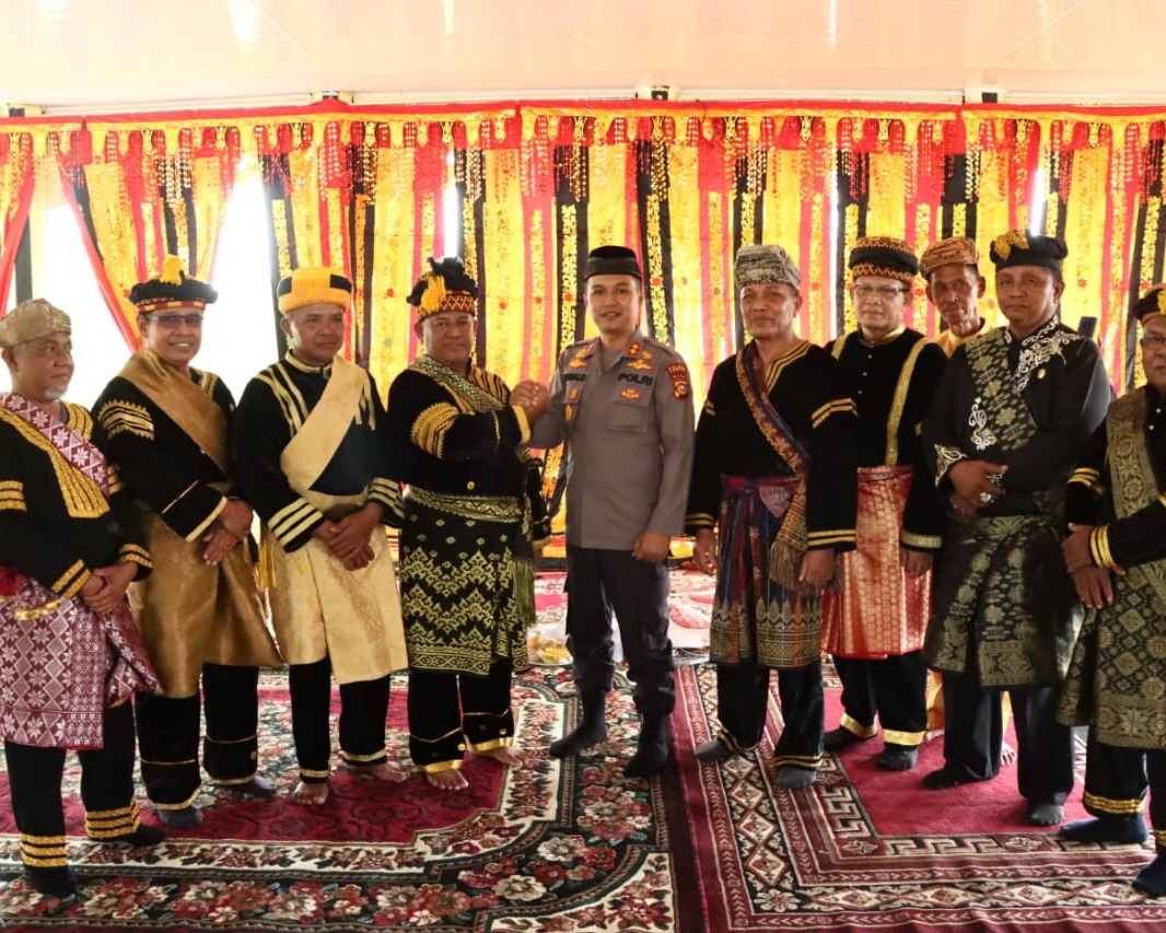 LAK Anugerahi Songkok Balilik Adat Kepada Kapolres Kampar AKBP Ronald Sumaja