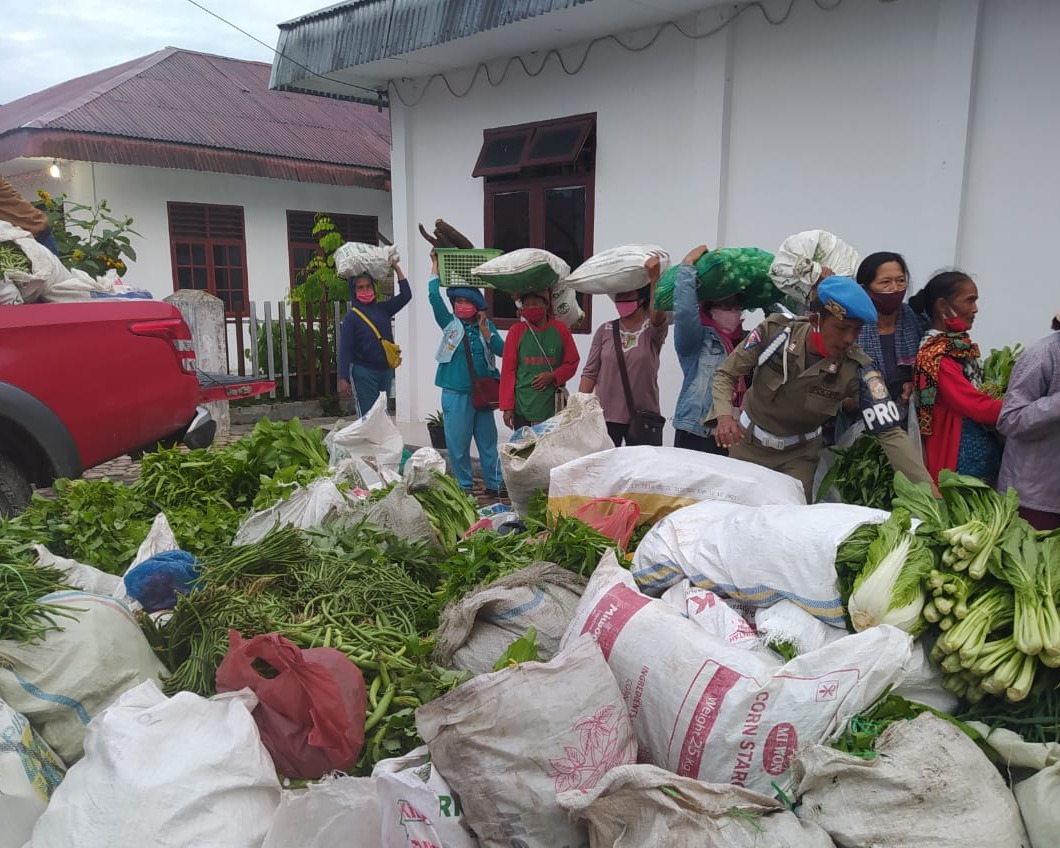 Bupati Taput Sikapi Turunnya Harga Beberapa Hasil Pertanian Masyarakat Dengan Turun Langsung Ke Pasar Beli Hasil Pertanian