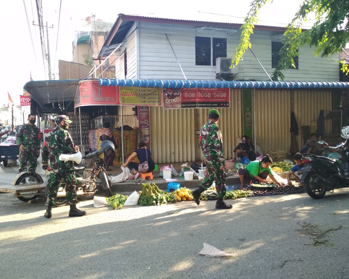 Babinsa Kodim 0301/PBR Laksanakan Patroli Rutin Penegakan Disiplin Protokol Kesehatan di Pasar Tradisional Jalan Agus Salim