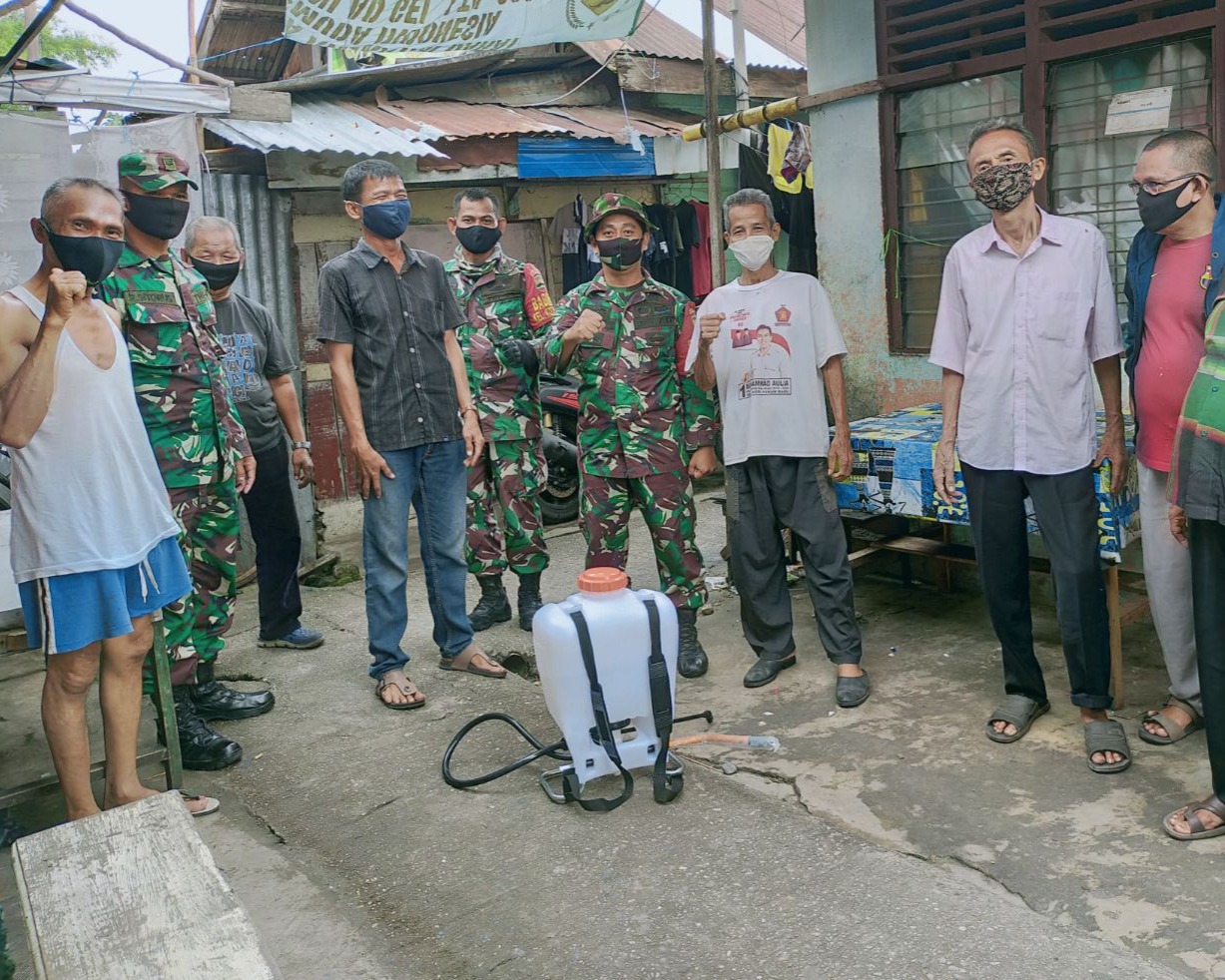 Personil Babinsa Kodim 0301/PBR Bersama Masyarakat Jalan Pangeran Hidayat Laksanakan Penyemprotan Disinfektan di Rumah Warga