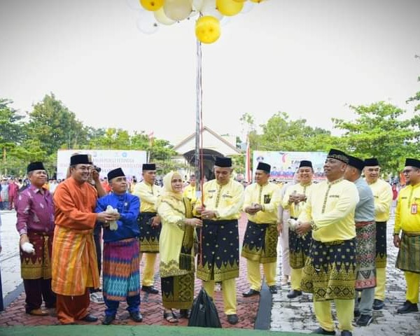 Pimpin Upacara Hari Jadi Kabupaten Kampar Ke-73, Pj Bupati Launching Gerakan Pengentasan Kemiskinan Ekstrem dan Stunting