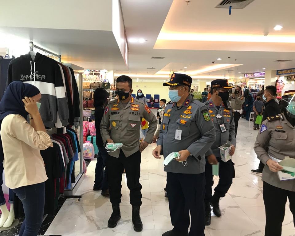 Ditlantas Polda Riau Bersama Dinas Perhubungan Riau Laksanakan Bagi - Bagi Masker Gratis Kepada Masyarakat dan Pedagang di Plaza Sukaramai