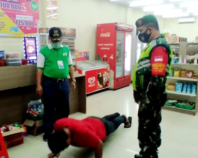 Babinsa Kodim 0301/PBR Bersama Satgas Covid-19 Terapkan Sangsi Bagi Pelanggar Disiplin Protokol Kesehatan