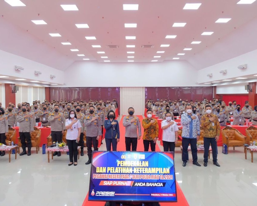 Buka Pelatihan Bagi Personil Yang Akan Masuk Masa Pensiun “Siap Purna Anda Bahagia”, Kapolda Riau Berikan 1 Unit Rumah