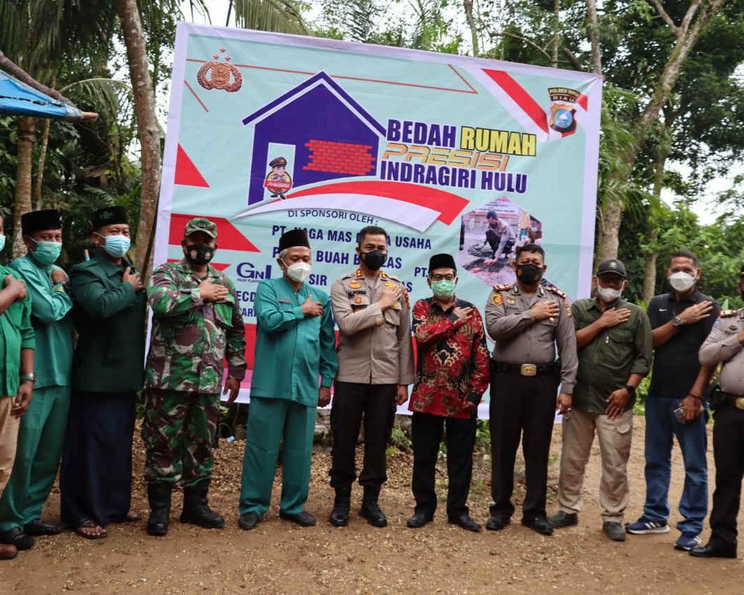 Perdana Di Kecamatan Lirik, Bedah Rumah Presisi Polres INHU Dimulai