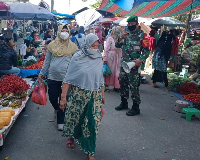 Personil Kodim 0301/PBR Lakukan Penegakan Disiplin Prokes di Pasar Rakyat Rumbai