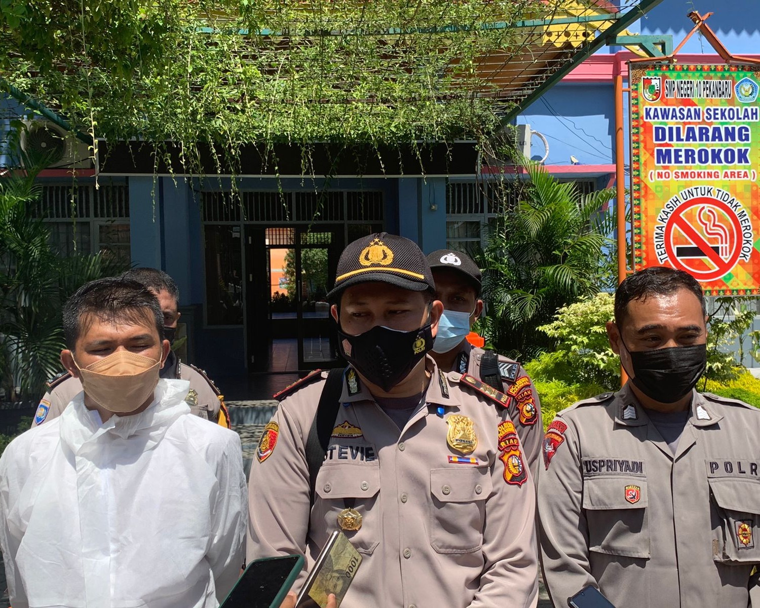 Guna Dukung Belajar Tatap Muka, Polsek Limapuluh Lakukan Penyemprotan Disinfektan di SMP Negeri 10