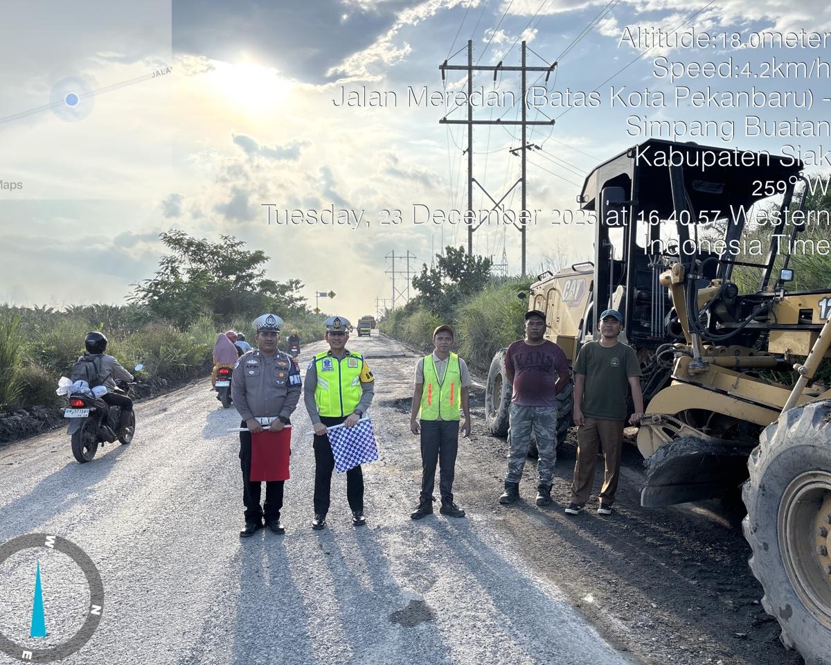 Satlantas Polres Siak Turun Langsung Pantau Jalan Rusak Perawang–Dayun, Cegah Laka di Jalur Provinsi
