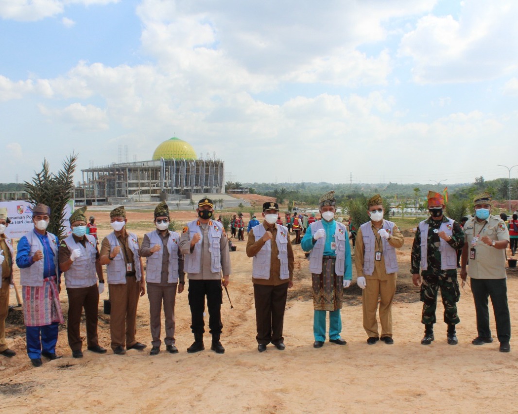 Peringati Hari Jadi Kota Pekanbaru Ke-237, Kodim 0301/PBR Ikut Serta Lakukan Penanaman Pohon Kurma Sebanyak 400 Pohon