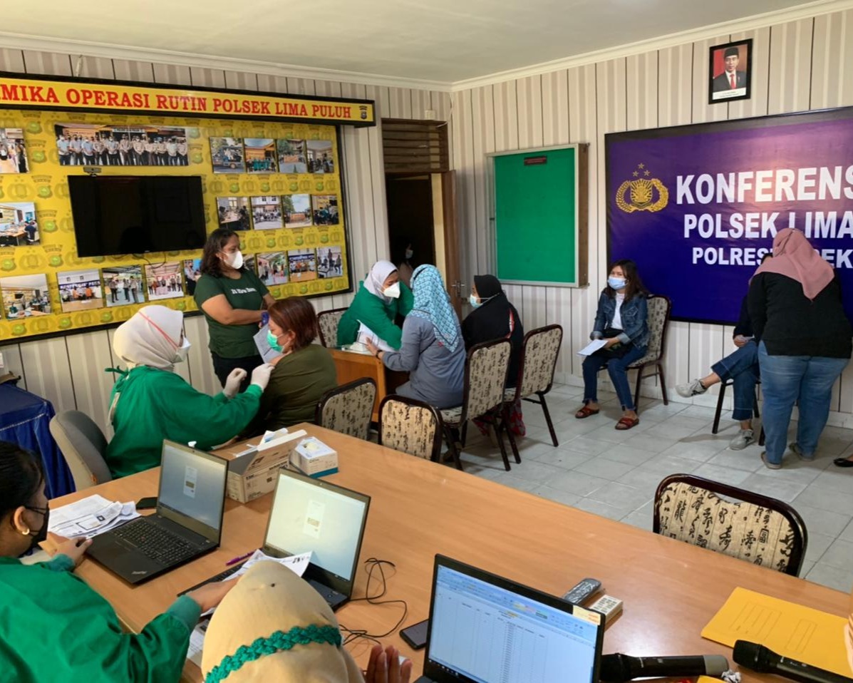 Kembali, Polsek Limapuluh Gelar Vaksinasi Kepada Masyarakat Untuk Meningkatkan Herd Immunity