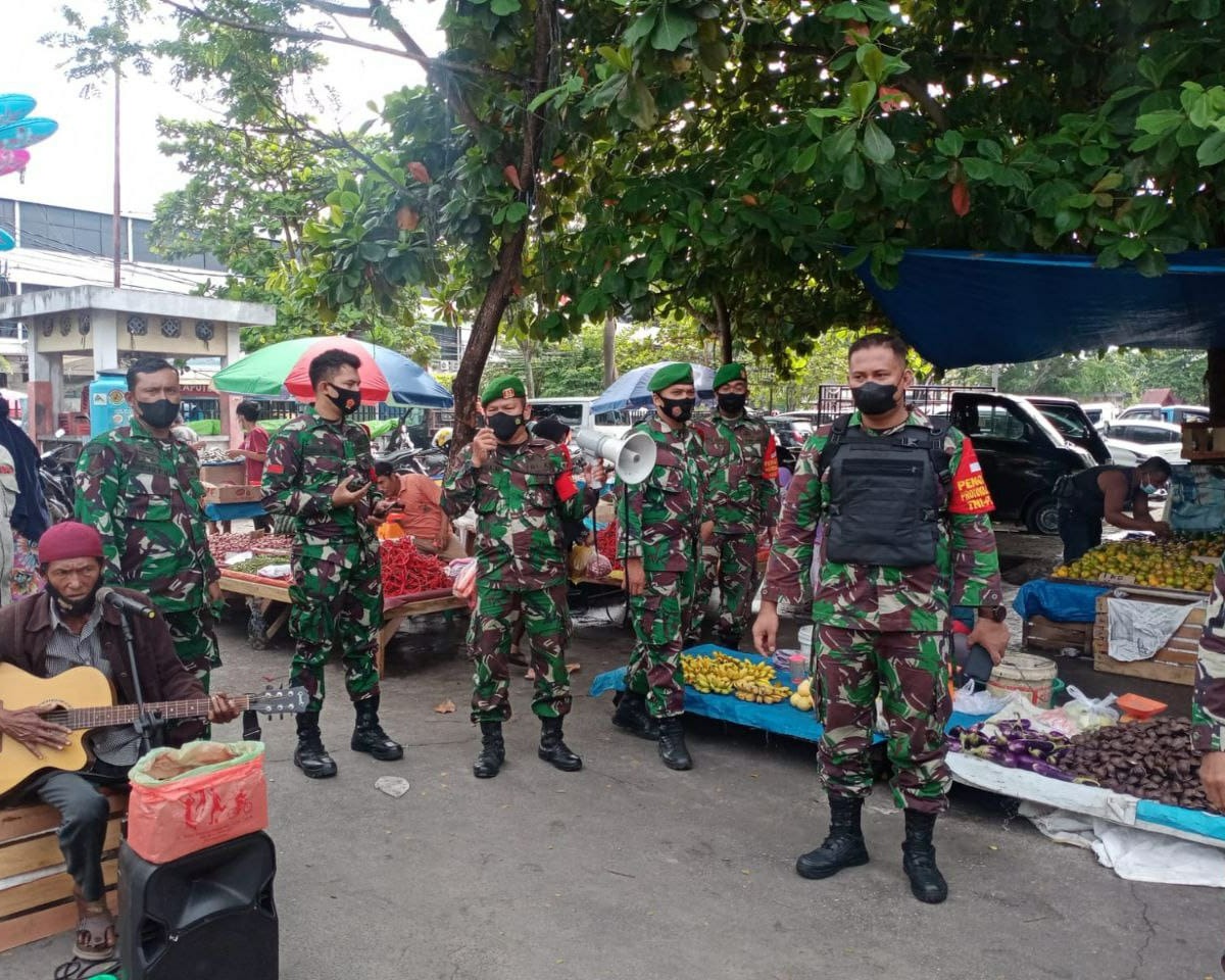 Perketat Prokes, Personil Kodim 0301/PBR Terus Laksanakan Patroli Prokes di Pasar