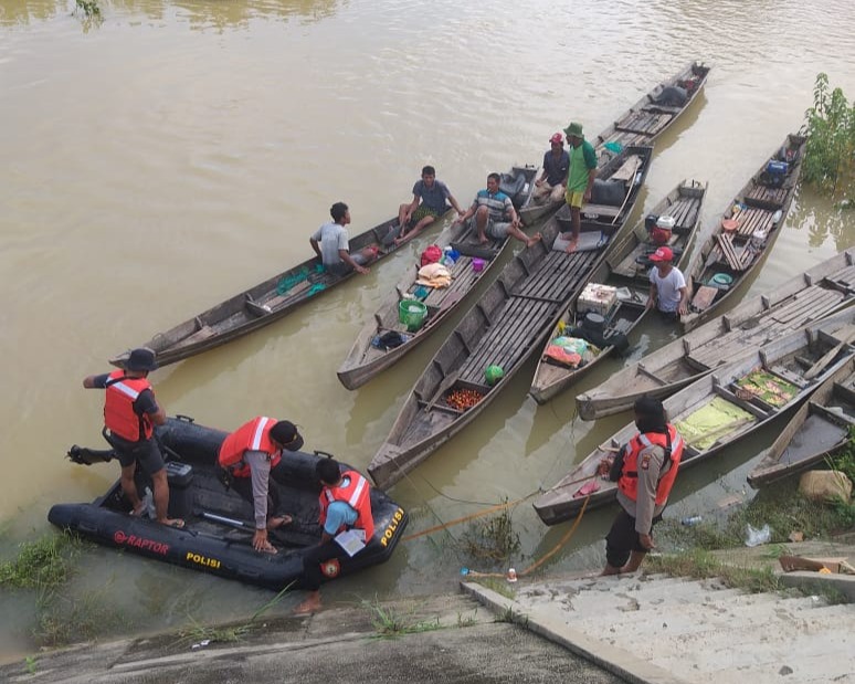Personel Polres Kampar dan Polair Polda Riau Bantu Warga Terdampak Banjir di Kecamatan Gunung Sahilan