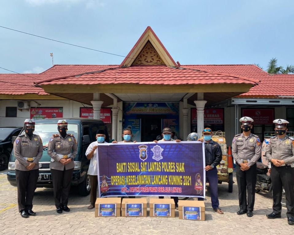 Dalam Rangka Operasi Keselamatan Lancang Kuning 2021, Satlantas Polres Siak Gelar Bakti Sosial Bagikan Paket Sembako di Enam Lokasi